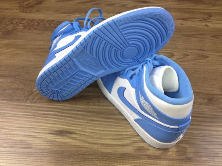 Air Jordan 1 Retro Mid UNC