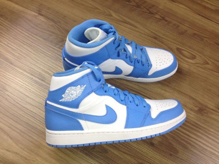 Air Jordan 1 Retro Mid UNC
