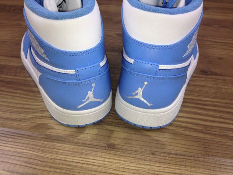 Air Jordan 1 Retro Mid UNC