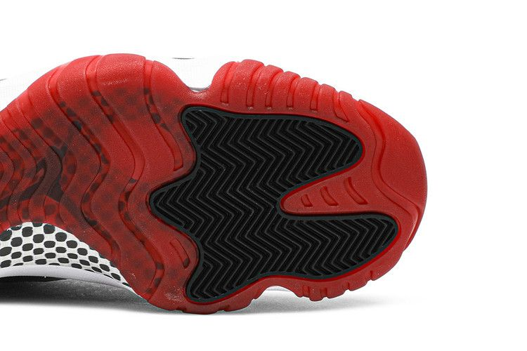 Air Jordan 11 Retro Playoffs Bred (2019)